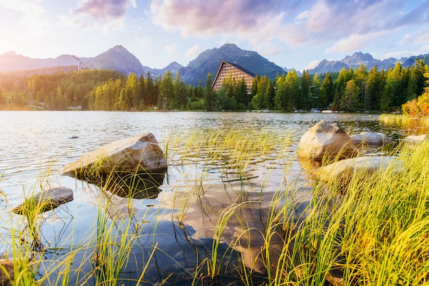 Lac de montagne majestueux dans le parc national des Hautes Tatras. Strbske ples