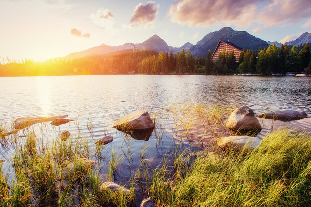 Lac de montagne majestueux dans le parc national des Hautes Tatras.