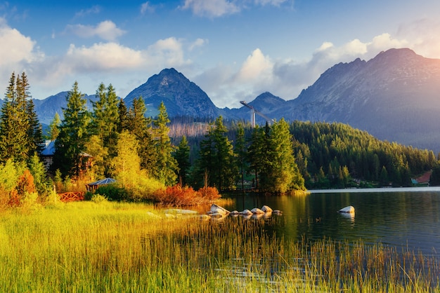 Lac de montagne majestueux dans le parc national des Hautes Tatras.