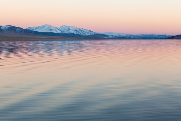 Photo lac de montagne mongolie