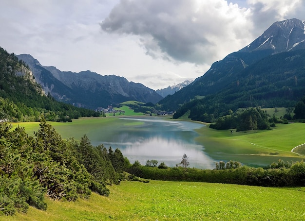 Un lac de montagne avec une montagne en arrière-plan