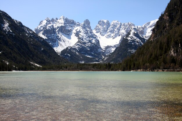 Lac de montagne avec montagnes enneigées, dolomites italiennes.