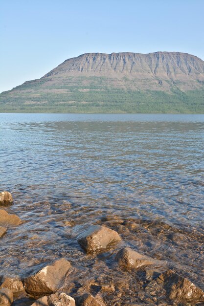 Lac de montagne Nakomaken sur le plateau de Putorana