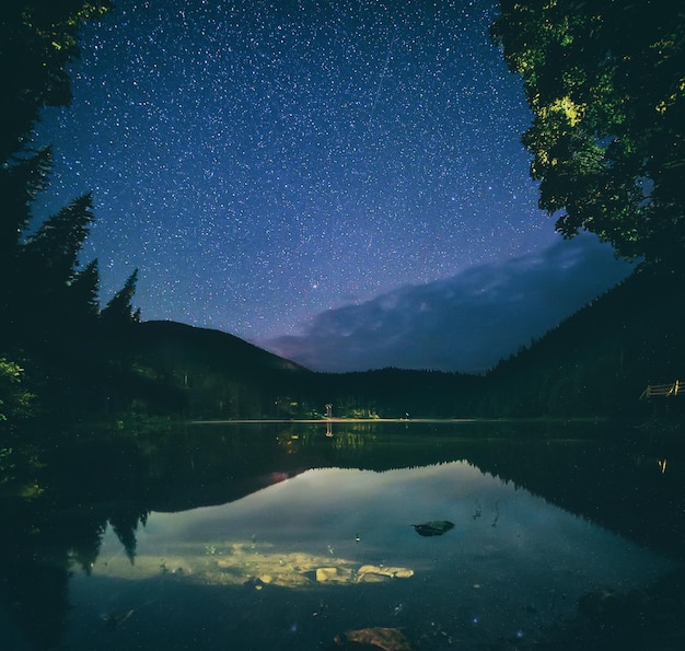 Lac de montagne la nuit