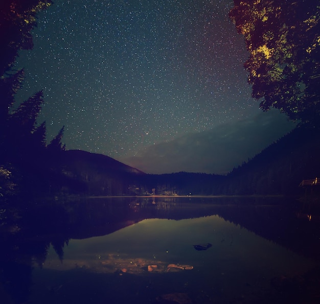 Lac de montagne la nuit