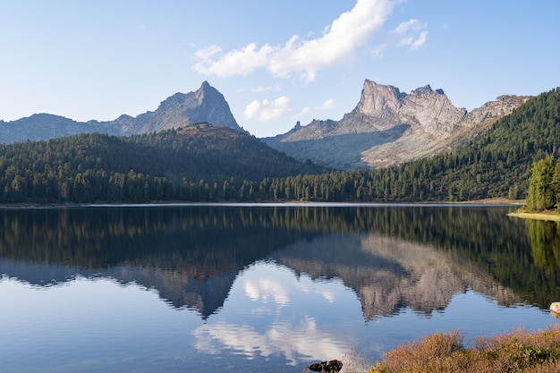 Lac de montagne, parc national d'Ergaki. Le lac pittoresque, qui se perd dans les paysages montagneux sans fin.