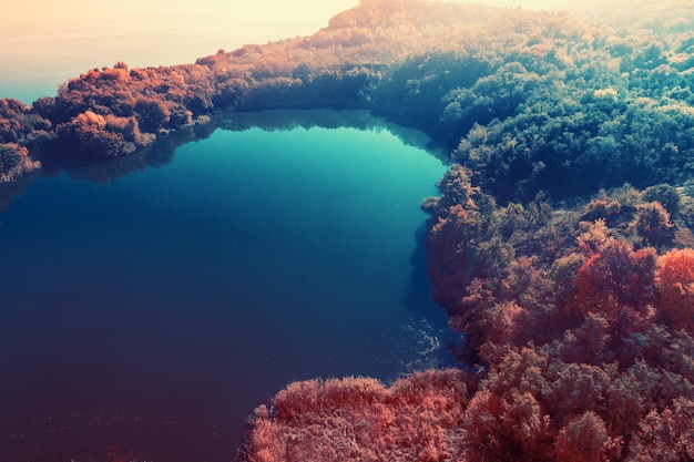 Lac de montagne pittoresque en automne Lac à côté de la mer Belle nature sauvage Vue aérienne