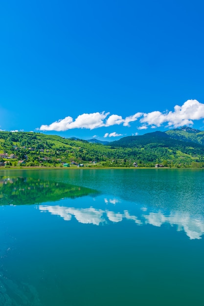 Un lac de montagne pittoresque est situé dans une vallée parmi les montagnes