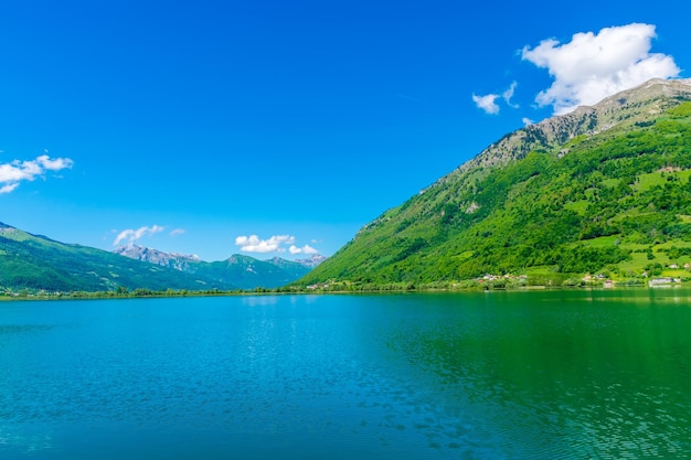 Un lac de montagne pittoresque est situé dans une vallée parmi les montagnes