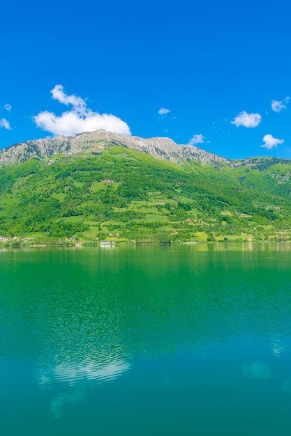 Photo un lac de montagne pittoresque est situé dans une vallée parmi les montagnes