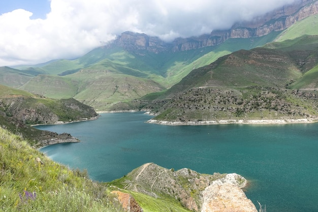 Lac de montagne pittoresque Gizhgit dans la région de KabardinoBalkaria Elbrus en Russie juin 2021