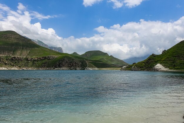 Lac de montagne pittoresque Gizhgit dans la région de KabardinoBalkaria Elbrus en Russie juin 2021