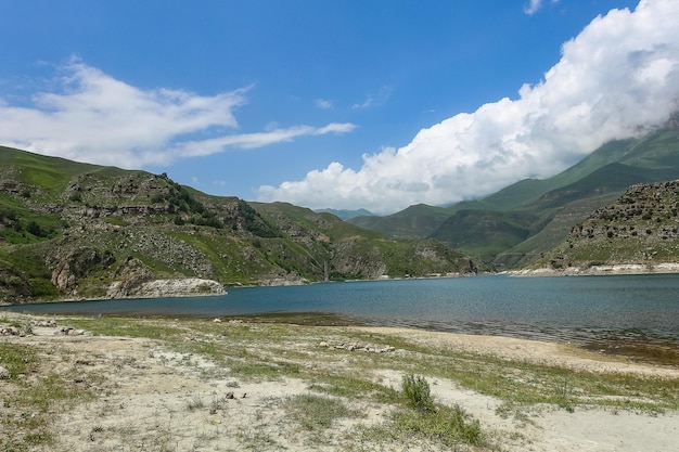 Lac de montagne pittoresque Gizhgit dans la région de KabardinoBalkaria Elbrus en Russie juin 2021