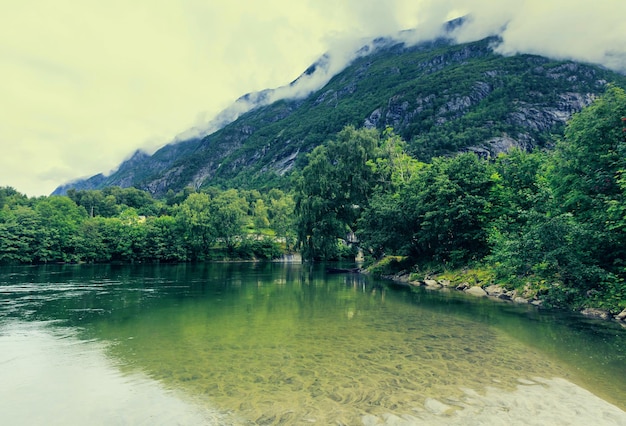 Lac de montagne pittoresque en Norvège