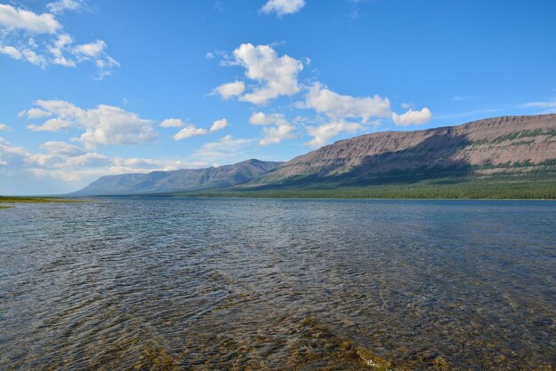 Lac de montagne sur le plateau de Putorana