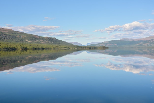 Lac de montagne sur le plateau de Putorana