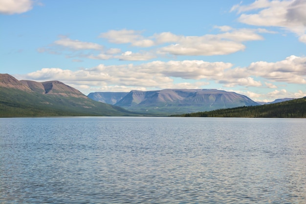 Lac de montagne sur le plateau de Putorana