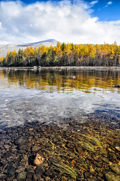 Lac de montagne, Russie, Sibérie, Bouriatie, Froliha.