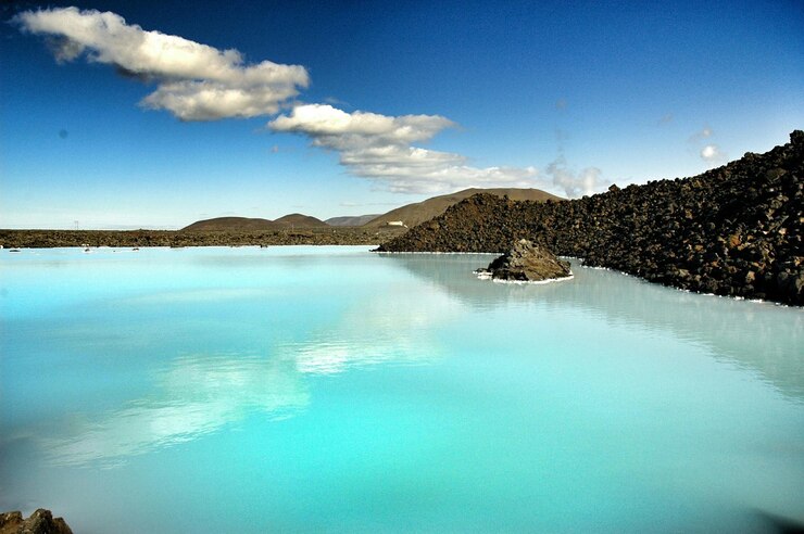 Photo lac avec des montagnes en arrière-plan