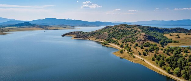 un lac avec des montagnes en arrière-plan