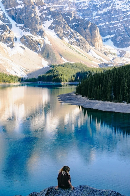 Photo un lac avec des montagnes en arrière-plan