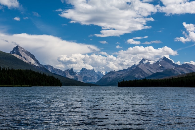 Lac et montagnes. Lac Maligne dans le parc national Jasper, Alberta, Canada