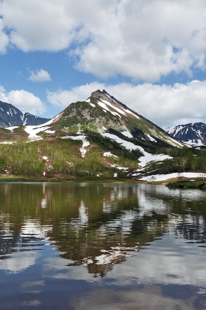 Lac de montagnes et nuages dans le ciel bleu aux beaux jours