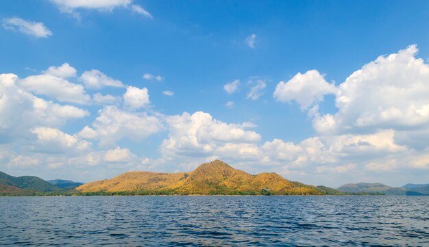 Lac, montagnes et nuages