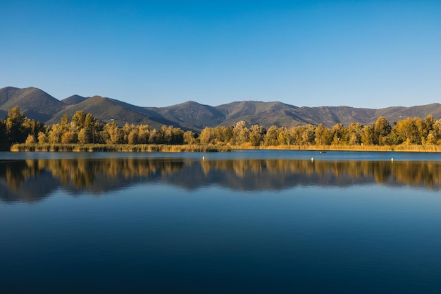 Lac avec montagnes reflétées