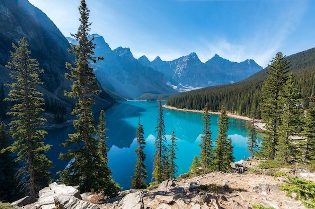 Lac moraine beau paysage en été journée ensoleillée matin. Rocheuses canadiennes. Parc national Banff.