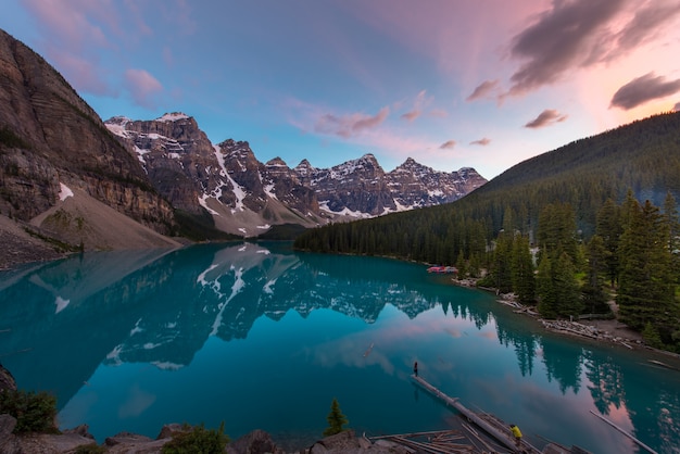 Le lac de la moraine avec lac turquoise et reflet de la montagne au coucher du soleil