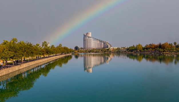 Lac de la mosquée centrale d'Adana Sabanc et parc de la ville