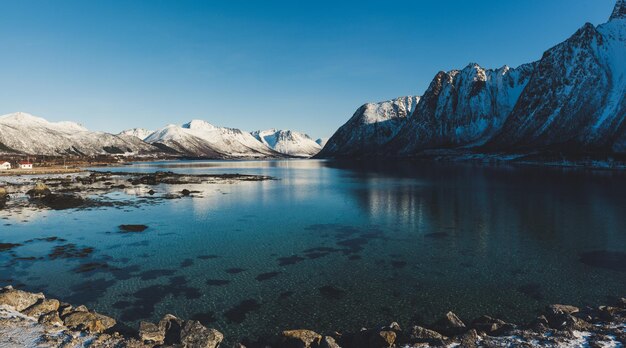 Lac de Norvège d'hiver