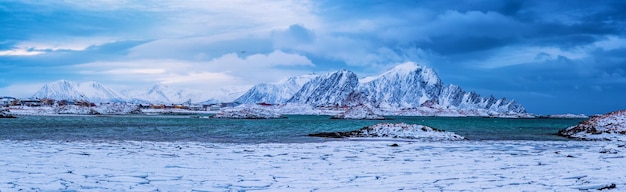 Lac de Norvège d'hiver