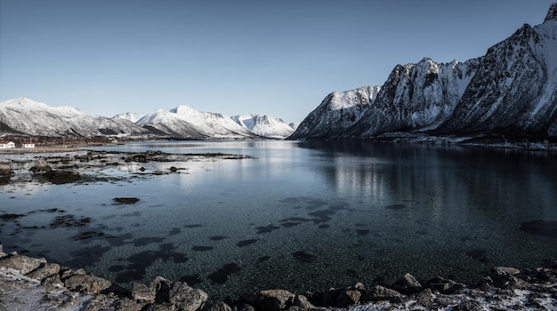 Lac de Norvège d'hiver