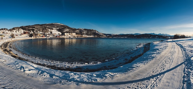 Lac de Norvège d'hiver