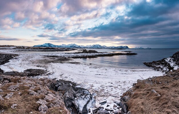 Lac de Norvège d'hiver