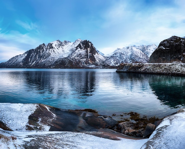 Lac de Norvège d'hiver