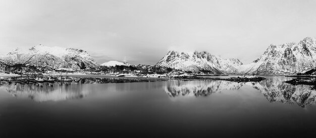 Lac de Norvège d'hiver