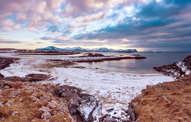 Lac de Norvège d'hiver