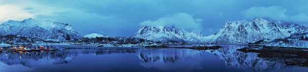 Lac de Norvège d'hiver