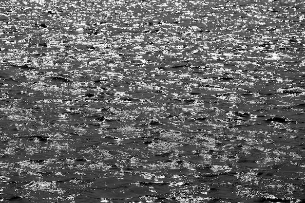 Lac avec des ondulations. texture de surface de l'eau en noir et blanc.