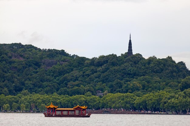 Le lac ouest de Hangzhou avec la pagode Baochu au sommet de la colline