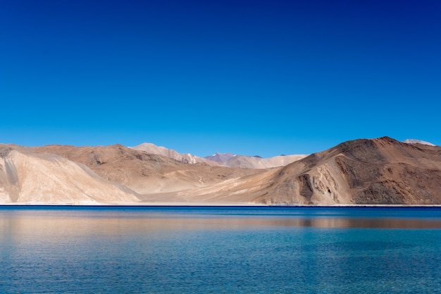 Lac Pangong et montagne