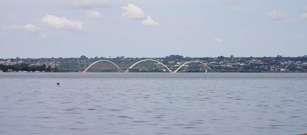 Le lac Paranoa avec le pont Juscelino Kubitschek en arrière-plan Brasilia Brésil