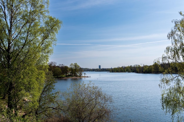 Lac paysage au printemps eau bleue et ciel bleu