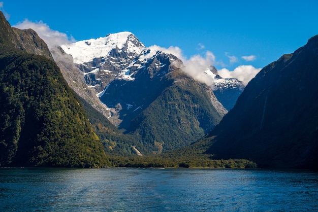 Lac et paysage de montagne à Milford Sound, Nouvelle-Zélande