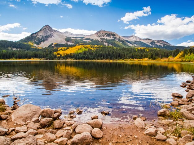 Photo lac perdu en automne. colorado.