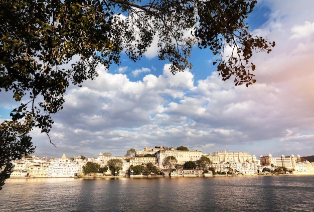 Lac Pichola et City Palace en Inde