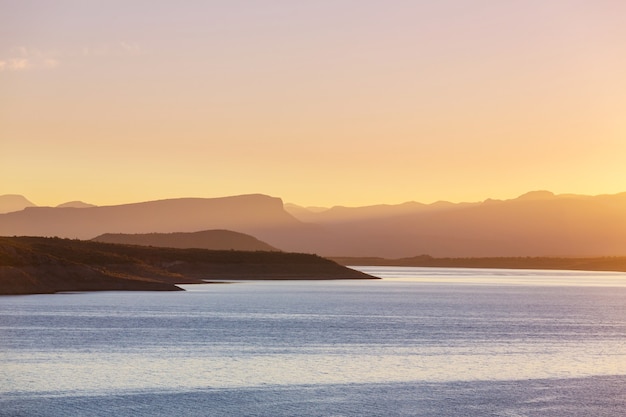 Lac pittoresque aux eaux calmes.